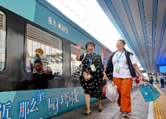 <b>京津冀首列观光旅游列车“星光·燕赵号”开行运营</b>