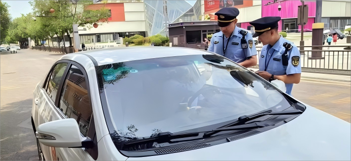 <b>西安下架万余辆不合规网约车 官方进驻滴滴等平台开展联合检查，发现违规</b>