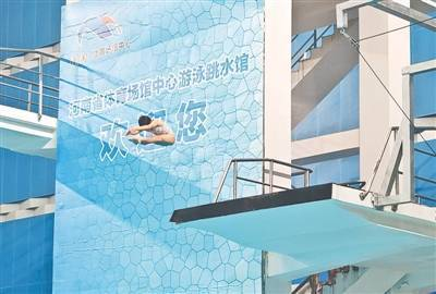 <b>腾跃翻转展青春风采，河南省青少年跳水锦标赛在郑州举行</b>