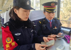 <b>寒冬旅途暖意浓，内蒙古列车工作人员接力为旅客找回贵重财物</b>