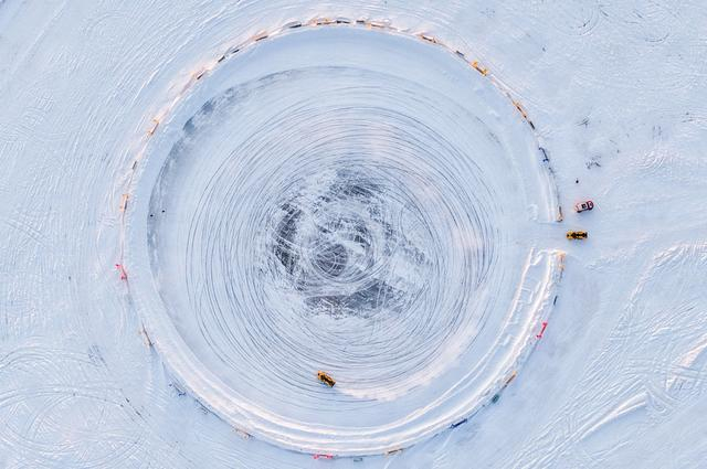 <b>冰封湖面变汽车测试场：内蒙古冰雪产业持续升温</b>