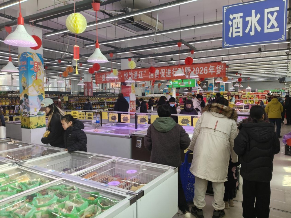 <b>内蒙古库伦旗街头巷尾年货琳琅 各族群众红红火火迎新春</b>