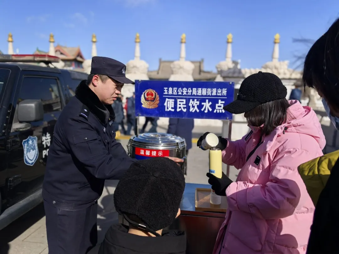 <b>呼和浩特暖旅警务室春节坚守 护航非遗年俗守护游客平安</b>