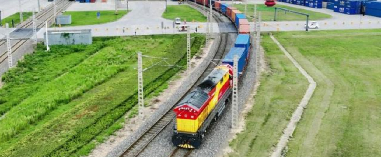 <b>中欧班列开行量全国居首 西安以通道优势助推外贸增长</b>