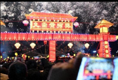 <b>内蒙古卓资县举办“绕九曲”非遗活动 365盏灯点亮元宵夜</b>