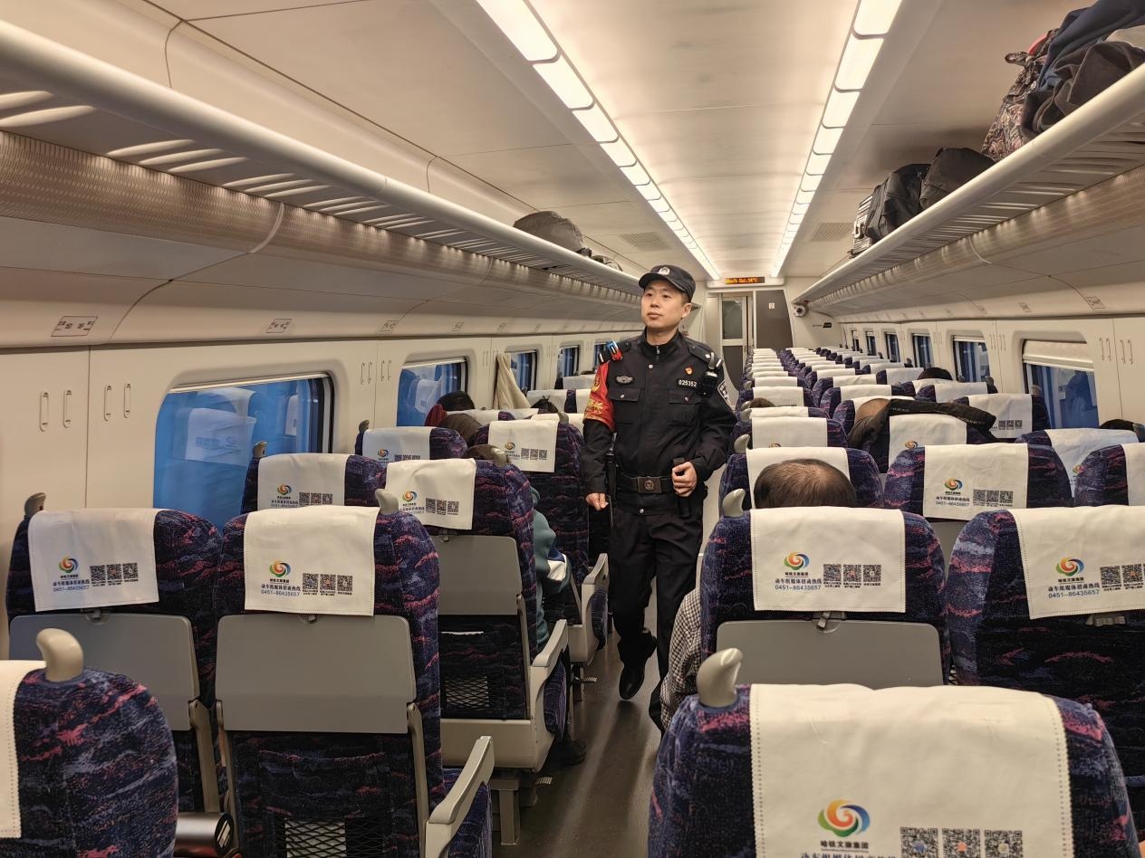 黑龙江省佳木斯铁警及时出手 助旅客找回错拿的行李