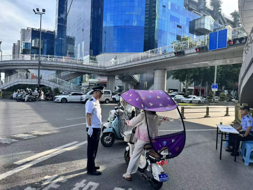 <b>西安交管雁塔大队集中整治电动车加装“雨棚”</b>