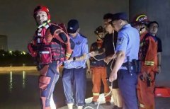 <b>渭河河滩打卡遇涨水，西安经开公安消防联手救出5人</b>