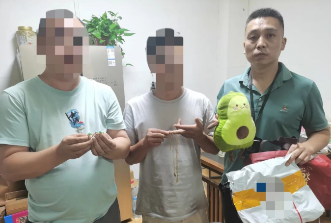 <b>玩偶藏黄金寄骗子！西安警方截断多起新型电诈！</b>