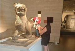 男童光脚站上展台触摸东汉石走兽，西安碑林博物馆称已上报处