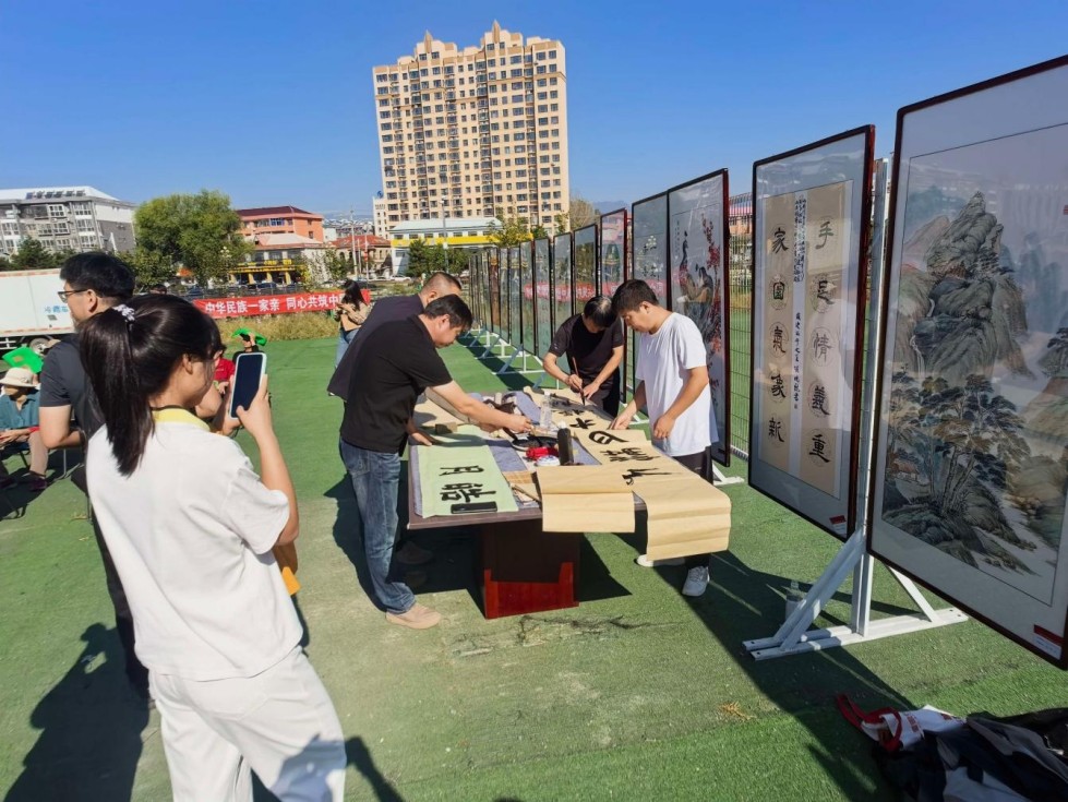 <b>河北秦皇岛：中秋润民心 普法聚团结</b>